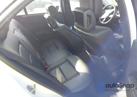 2010 Mercedes-Benz E 350 4Matic z USA, uszkodzony, nr VIN WDDHF8HB9AA108348